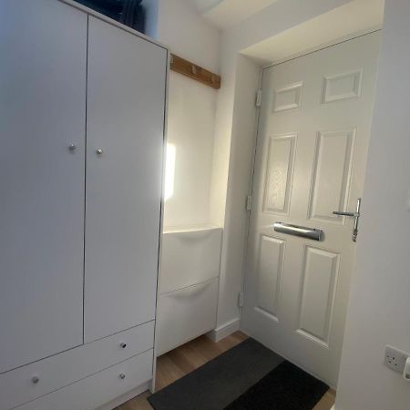 Lovely And Modern Studio Apartment. ボーハムウッド エクステリア 写真