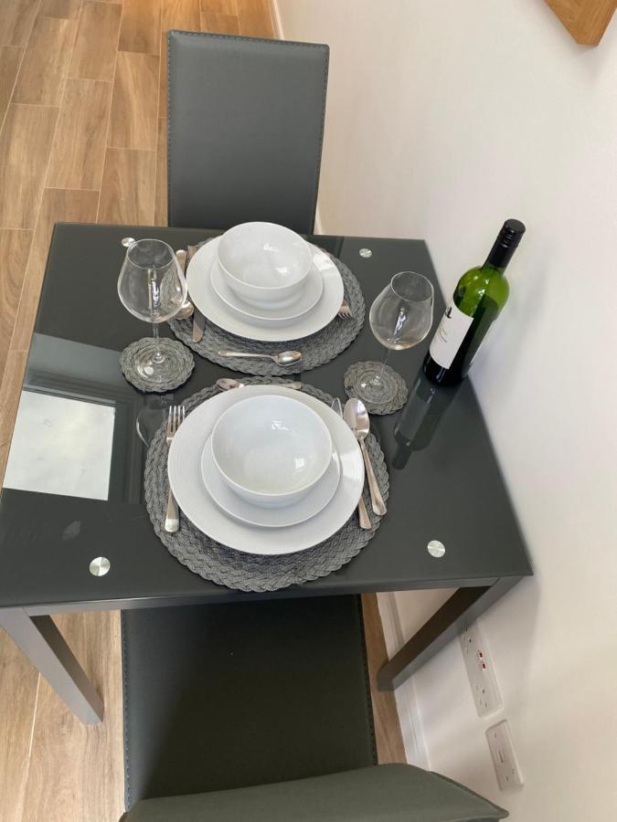 Lovely And Modern Studio Apartment. ボーハムウッド エクステリア 写真
