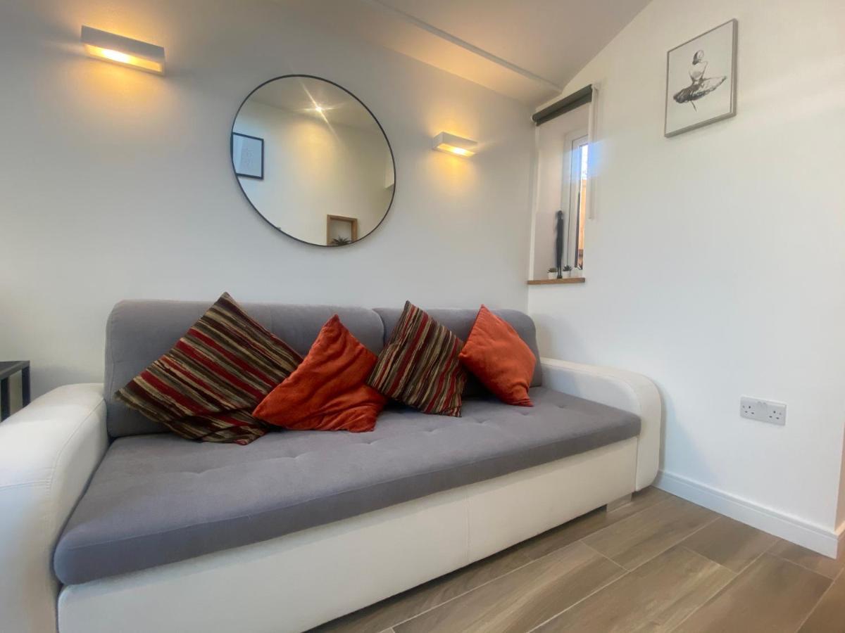 Lovely And Modern Studio Apartment. ボーハムウッド エクステリア 写真