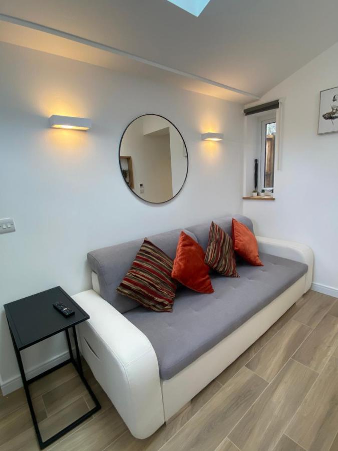 Lovely And Modern Studio Apartment. ボーハムウッド エクステリア 写真
