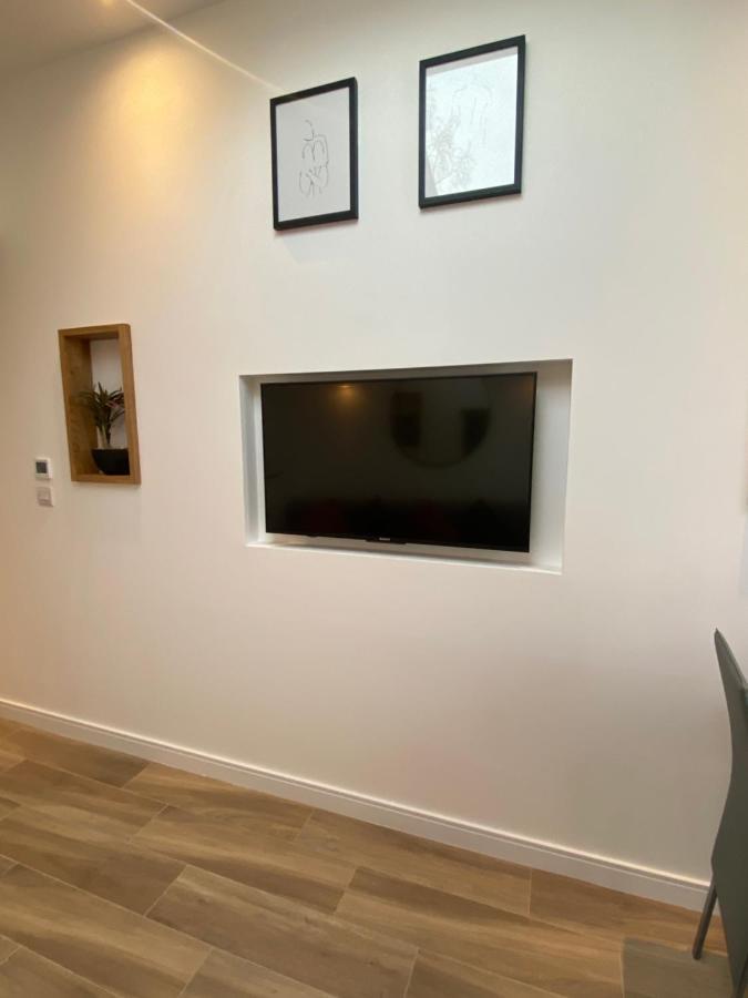 Lovely And Modern Studio Apartment. ボーハムウッド エクステリア 写真