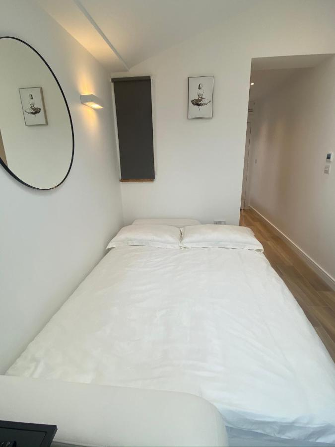 Lovely And Modern Studio Apartment. ボーハムウッド エクステリア 写真