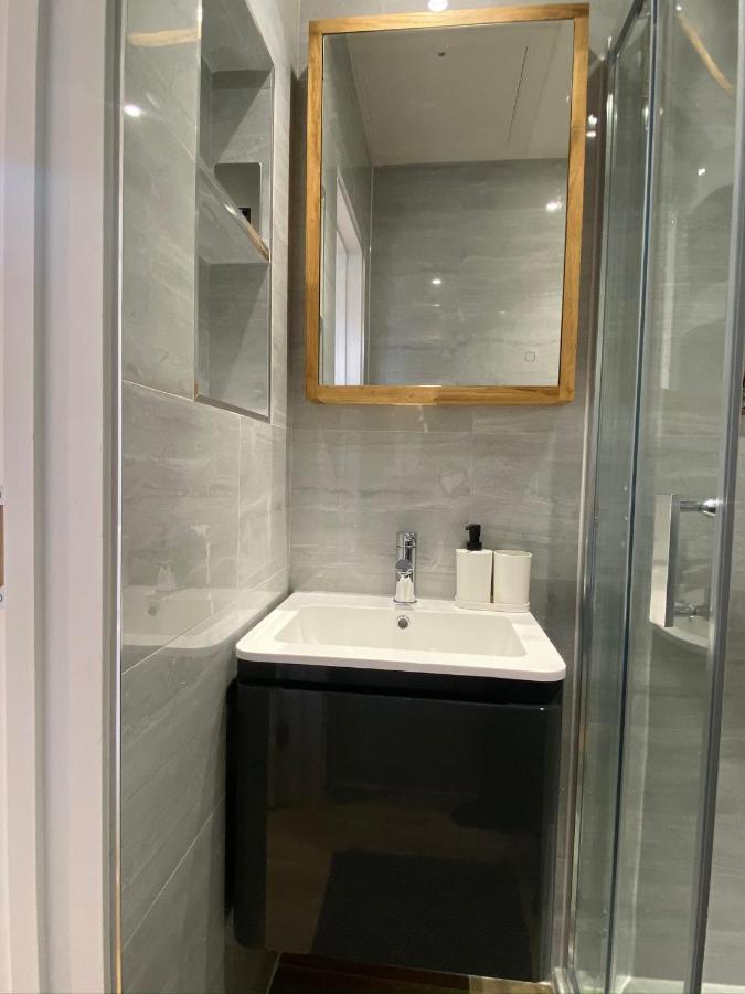 Lovely And Modern Studio Apartment. ボーハムウッド エクステリア 写真