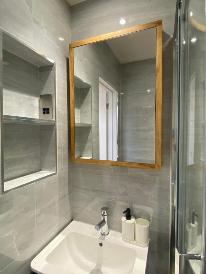 Lovely And Modern Studio Apartment. ボーハムウッド エクステリア 写真