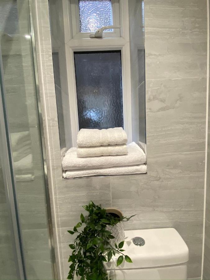 Lovely And Modern Studio Apartment. ボーハムウッド エクステリア 写真